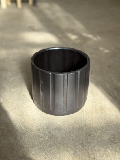 Maceta de cerámica surco negra